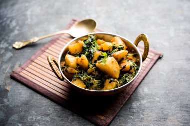 Çemen patates sabzi veya Aloo Methi masala sağlıklı Hint Mutfak olduğunu. bir kase veya karahi servis. seçici odak