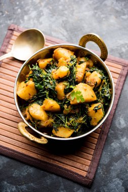 Çemen patates sabzi veya Aloo Methi masala sağlıklı Hint Mutfak olduğunu. bir kase veya karahi servis. seçici odak