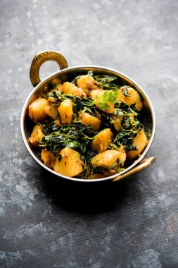 Çemen patates sabzi veya Aloo Methi masala sağlıklı Hint Mutfak olduğunu. bir kase veya karahi servis. seçici odak