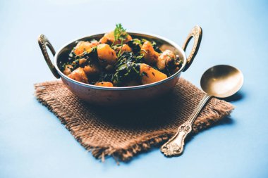 Çemen patates sabzi veya Aloo Methi masala sağlıklı Hint Mutfak olduğunu. bir kase veya karahi servis. seçici odak