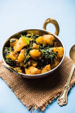 Çemen patates sabzi veya Aloo Methi masala sağlıklı Hint Mutfak olduğunu. bir kase veya karahi servis. seçici odak