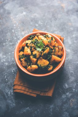 Çemen patates sabzi veya Aloo Methi masala sağlıklı Hint Mutfak olduğunu. bir kase veya karahi servis. seçici odak