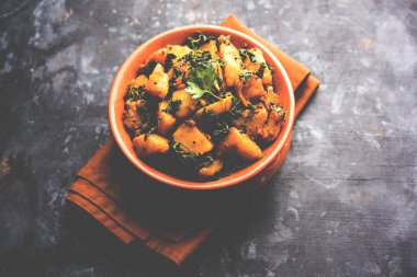 Çemen patates sabzi veya Aloo Methi masala sağlıklı Hint Mutfak olduğunu. bir kase veya karahi servis. seçici odak