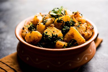 Çemen patates sabzi veya Aloo Methi masala sağlıklı Hint Mutfak olduğunu. bir kase veya karahi servis. seçici odak
