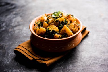 Çemen patates sabzi veya Aloo Methi masala sağlıklı Hint Mutfak olduğunu. bir kase veya karahi servis. seçici odak