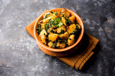 Çemen patates sabzi veya Aloo Methi masala sağlıklı Hint Mutfak olduğunu. bir kase veya karahi servis. seçici odak
