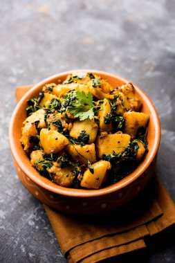 Çemen patates sabzi veya Aloo Methi masala sağlıklı Hint Mutfak olduğunu. bir kase veya karahi servis. seçici odak
