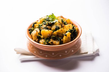 Çemen patates sabzi veya Aloo Methi masala sağlıklı Hint Mutfak olduğunu. bir kase veya karahi servis. seçici odak