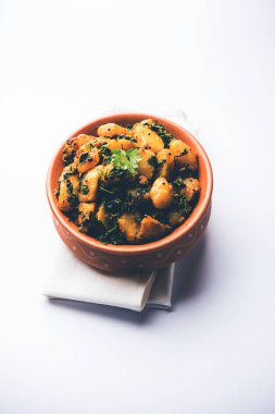 Çemen patates sabzi veya Aloo Methi masala sağlıklı Hint Mutfak olduğunu. bir kase veya karahi servis. seçici odak