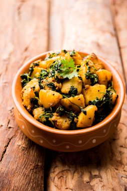 Çemen patates sabzi veya Aloo Methi masala sağlıklı Hint Mutfak olduğunu. bir kase veya karahi servis. seçici odak