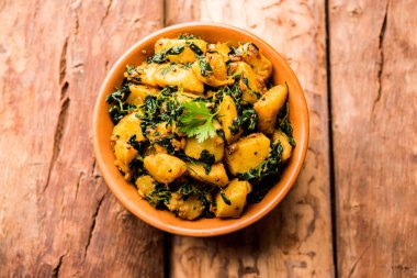 Çemen patates sabzi veya Aloo Methi masala sağlıklı Hint Mutfak olduğunu. bir kase veya karahi servis. seçici odak