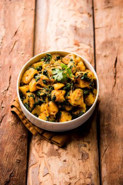 Çemen patates sabzi veya Aloo Methi masala sağlıklı Hint Mutfak olduğunu. bir kase veya karahi servis. seçici odak