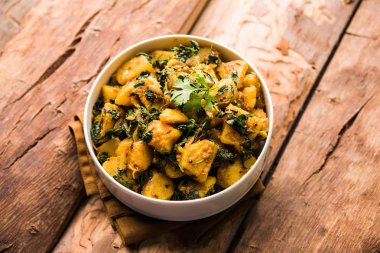 Çemen patates sabzi veya Aloo Methi masala sağlıklı Hint Mutfak olduğunu. bir kase veya karahi servis. seçici odak