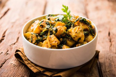 Çemen patates sabzi veya Aloo Methi masala sağlıklı Hint Mutfak olduğunu. bir kase veya karahi servis. seçici odak