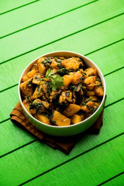 Çemen patates sabzi veya Aloo Methi masala sağlıklı Hint Mutfak olduğunu. bir kase veya karahi servis. seçici odak