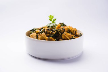 Çemen patates sabzi veya Aloo Methi masala sağlıklı Hint Mutfak olduğunu. bir kase veya karahi servis. seçici odak