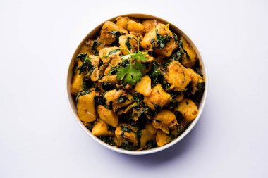 Çemen patates sabzi veya Aloo Methi masala sağlıklı Hint Mutfak olduğunu. bir kase veya karahi servis. seçici odak