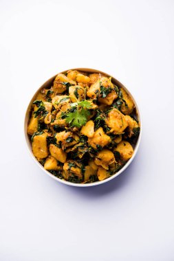 Çemen patates sabzi veya Aloo Methi masala sağlıklı Hint Mutfak olduğunu. bir kase veya karahi servis. seçici odak