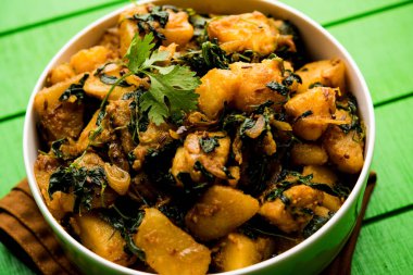 Çemen patates sabzi veya Aloo Methi masala sağlıklı Hint Mutfak olduğunu. bir kase veya karahi servis. seçici odak