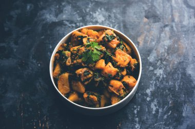 Çemen patates sabzi veya Aloo Methi masala sağlıklı Hint Mutfak olduğunu. bir kase veya karahi servis. seçici odak