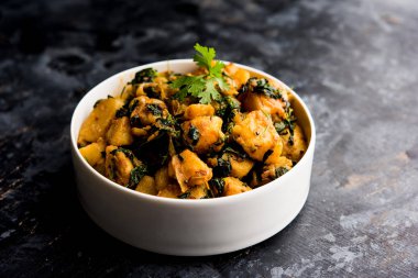 Çemen patates sabzi veya Aloo Methi masala sağlıklı Hint Mutfak olduğunu. bir kase veya karahi servis. seçici odak