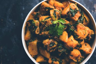 Çemen patates sabzi veya Aloo Methi masala sağlıklı Hint Mutfak olduğunu. bir kase veya karahi servis. seçici odak