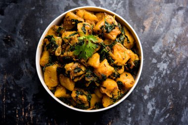 Çemen patates sabzi veya Aloo Methi masala sağlıklı Hint Mutfak olduğunu. bir kase veya karahi servis. seçici odak