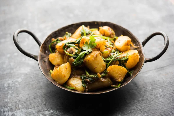 Aloo Palak Sabzi Brambor Vařený Špenátem Přídavkem Koření Zdravý Hlavní — Stock fotografie