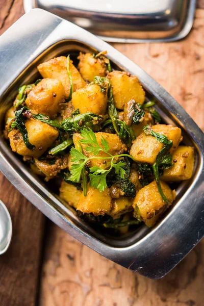 Aloo Palak Sabzi Baharatlı Ispanakla Pişirilmiş Patates Sağlıklı Bir Hint — Stok fotoğraf