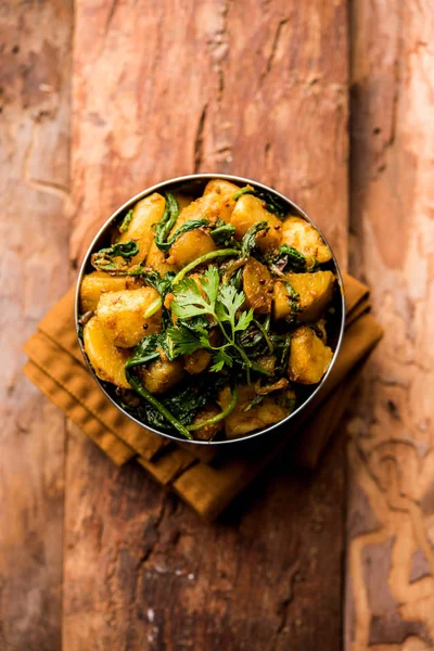Aolo Palak Sabzi 追加されたスパイスとほうれん草で調理されたジャガイモ 健康的なインドのメインコースレシピ 器に盛り付け 選択的フォーカス — ストック写真