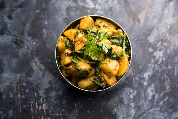 Aloo Palak Sabzi Potato用菠菜加香料烹调 一个健康的印度主菜配方 放在一个碗里 有选择性地集中注意 — 图库照片