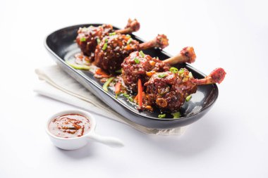 Szechuan tavuk bir popüler Hint-Çin olmayan vejetaryen yemek tarifi. bir tabak biber sosu ile servis. seçici odak