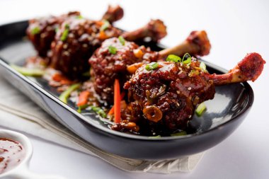 Szechuan tavuk bir popüler Hint-Çin olmayan vejetaryen yemek tarifi. bir tabak biber sosu ile servis. seçici odak