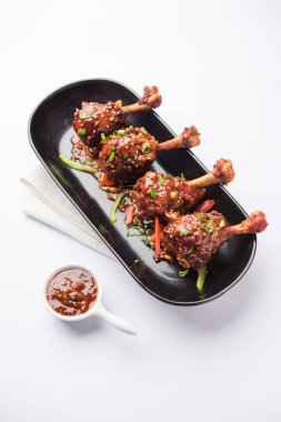 Szechuan tavuk bir popüler Hint-Çin olmayan vejetaryen yemek tarifi. bir tabak biber sosu ile servis. seçici odak