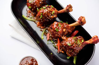 Szechuan tavuk bir popüler Hint-Çin olmayan vejetaryen yemek tarifi. bir tabak biber sosu ile servis. seçici odak