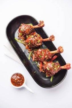 Szechuan tavuk bir popüler Hint-Çin olmayan vejetaryen yemek tarifi. bir tabak biber sosu ile servis. seçici odak