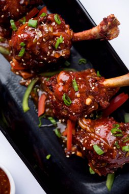 Szechuan tavuk bir popüler Hint-Çin olmayan vejetaryen yemek tarifi. bir tabak biber sosu ile servis. seçici odak