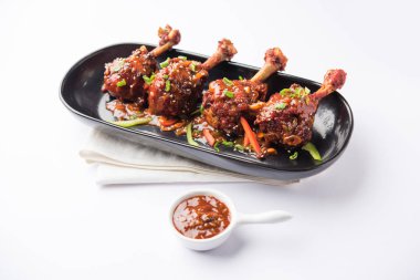 Szechuan tavuk bir popüler Hint-Çin olmayan vejetaryen yemek tarifi. bir tabak biber sosu ile servis. seçici odak