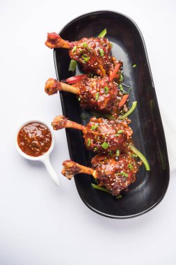 Szechuan tavuk bir popüler Hint-Çin olmayan vejetaryen yemek tarifi. bir tabak biber sosu ile servis. seçici odak