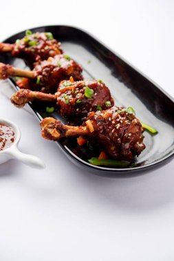 Szechuan tavuk bir popüler Hint-Çin olmayan vejetaryen yemek tarifi. bir tabak biber sosu ile servis. seçici odak