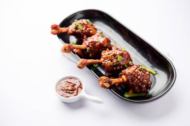 Szechuan tavuk bir popüler Hint-Çin olmayan vejetaryen yemek tarifi. bir tabak biber sosu ile servis. seçici odak