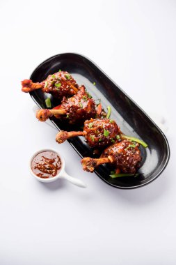 Szechuan tavuk bir popüler Hint-Çin olmayan vejetaryen yemek tarifi. bir tabak biber sosu ile servis. seçici odak