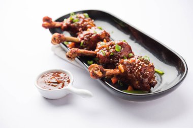 Szechuan tavuk bir popüler Hint-Çin olmayan vejetaryen yemek tarifi. bir tabak biber sosu ile servis. seçici odak