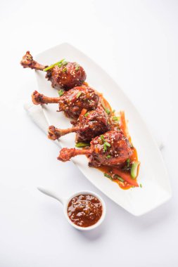 Szechuan tavuk bir popüler Hint-Çin olmayan vejetaryen yemek tarifi. bir tabak biber sosu ile servis. seçici odak