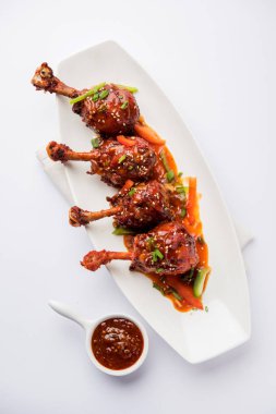 Szechuan tavuk bir popüler Hint-Çin olmayan vejetaryen yemek tarifi. bir tabak biber sosu ile servis. seçici odak