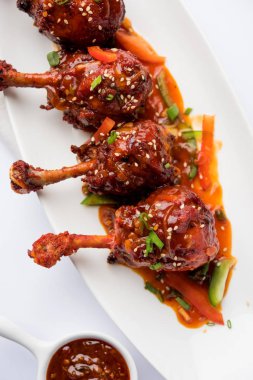 Szechuan tavuk bir popüler Hint-Çin olmayan vejetaryen yemek tarifi. bir tabak biber sosu ile servis. seçici odak