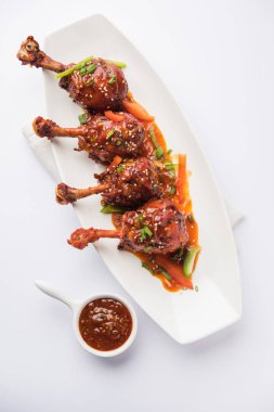 Szechuan tavuk bir popüler Hint-Çin olmayan vejetaryen yemek tarifi. bir tabak biber sosu ile servis. seçici odak