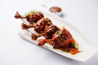 Szechuan tavuk bir popüler Hint-Çin olmayan vejetaryen yemek tarifi. bir tabak biber sosu ile servis. seçici odak