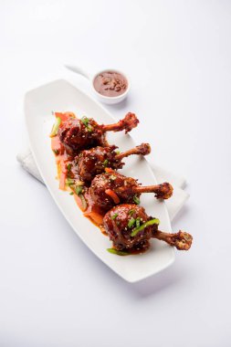 Szechuan tavuk bir popüler Hint-Çin olmayan vejetaryen yemek tarifi. bir tabak biber sosu ile servis. seçici odak