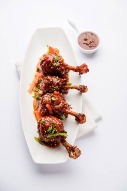 Szechuan tavuk bir popüler Hint-Çin olmayan vejetaryen yemek tarifi. bir tabak biber sosu ile servis. seçici odak